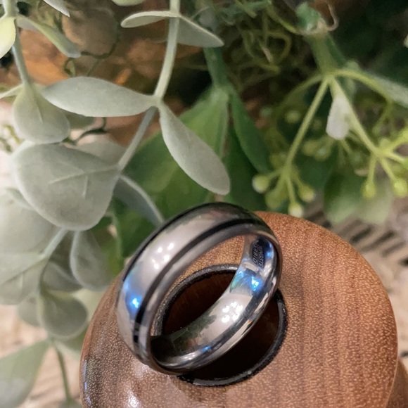 Tungsten Carbide Men’s Ring Silver w/Black Inlays - Picture 2 of 5